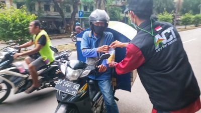 ACT Tanjungpinang berikan takjil bagi penjual roti keliling