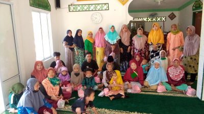 Majelis Taklim Surau Nurul Yaqin Berikan Bantuan Bagi Anak Yatim dan Kaum Janda