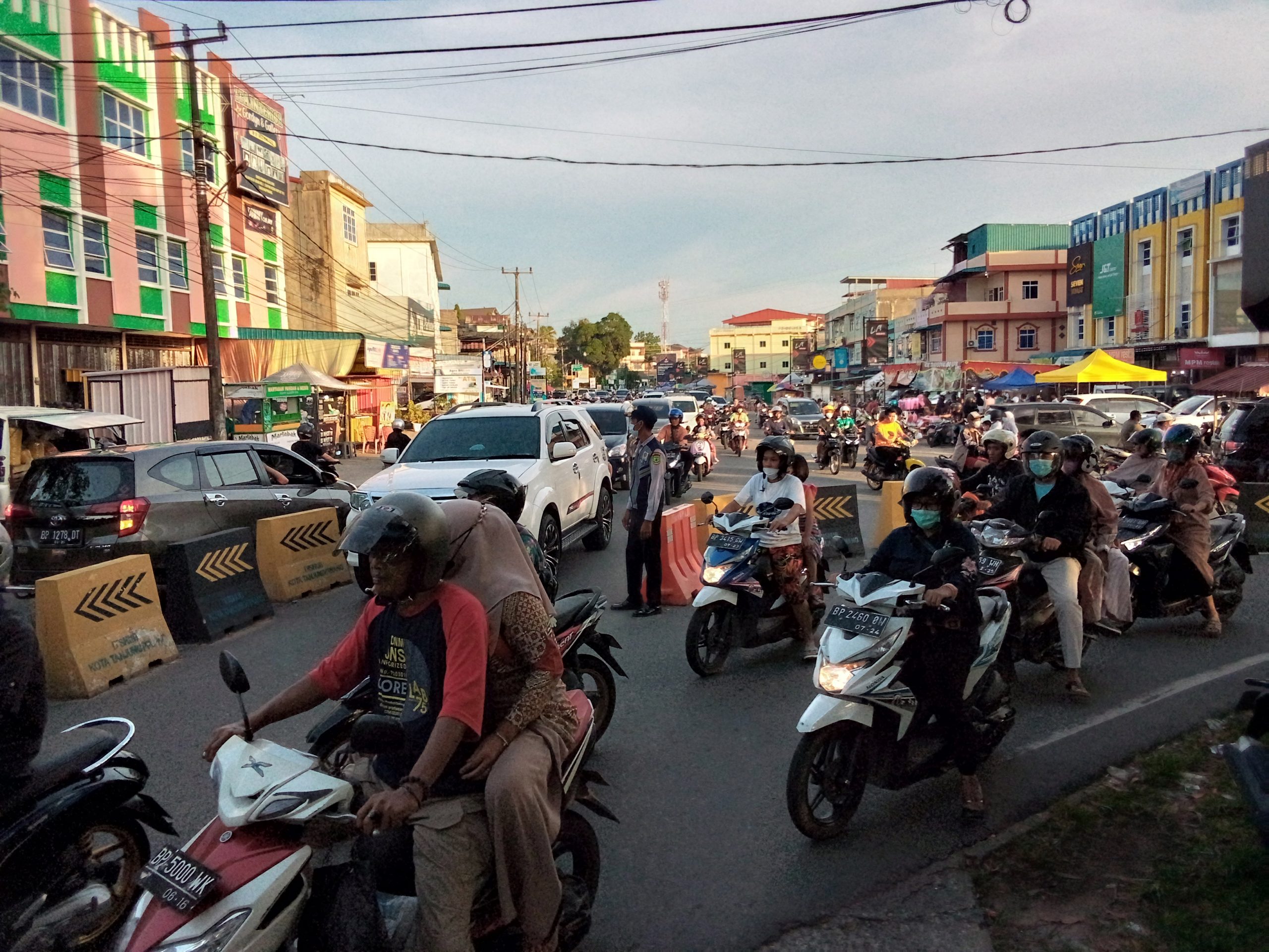 Sejak Sore hari masyarakat memadati ruas Jalan Batu 10 ( Foto Indrapriyadi/delapan6.com )