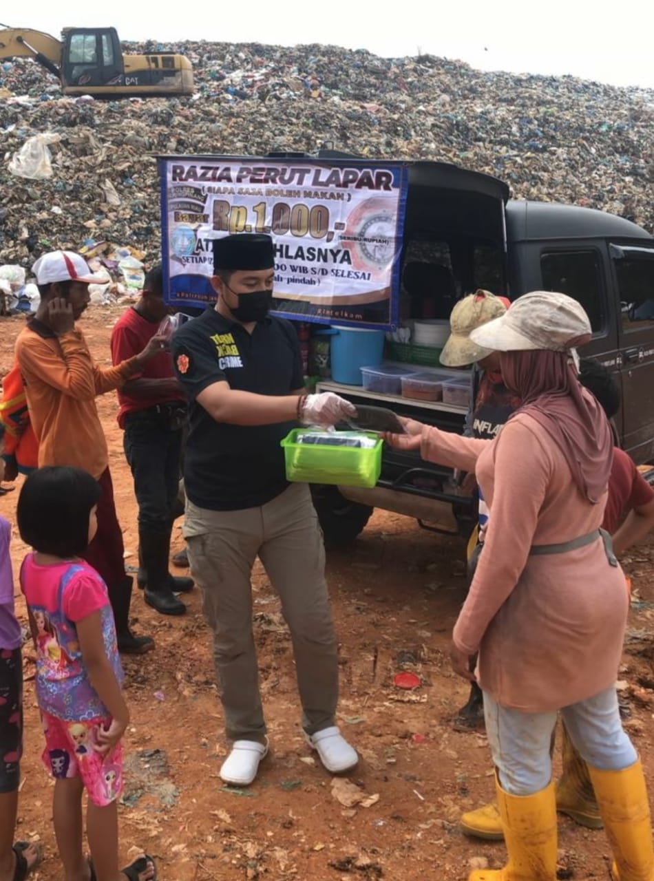 Bripka Zulham membagikan makanan kepada masyarakat pelosok