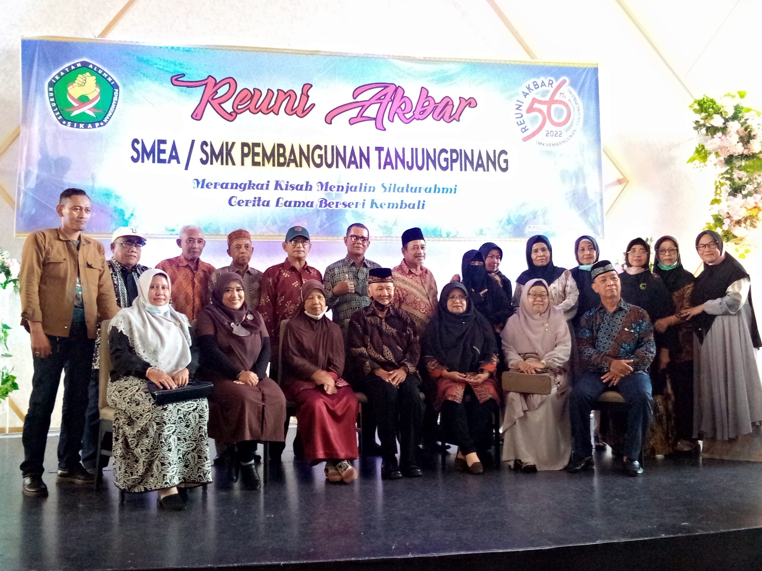 Para alumni foto bersama dengan Guru SMK Pembangunan ( Foto Indrapriyadi/delapan6.com )