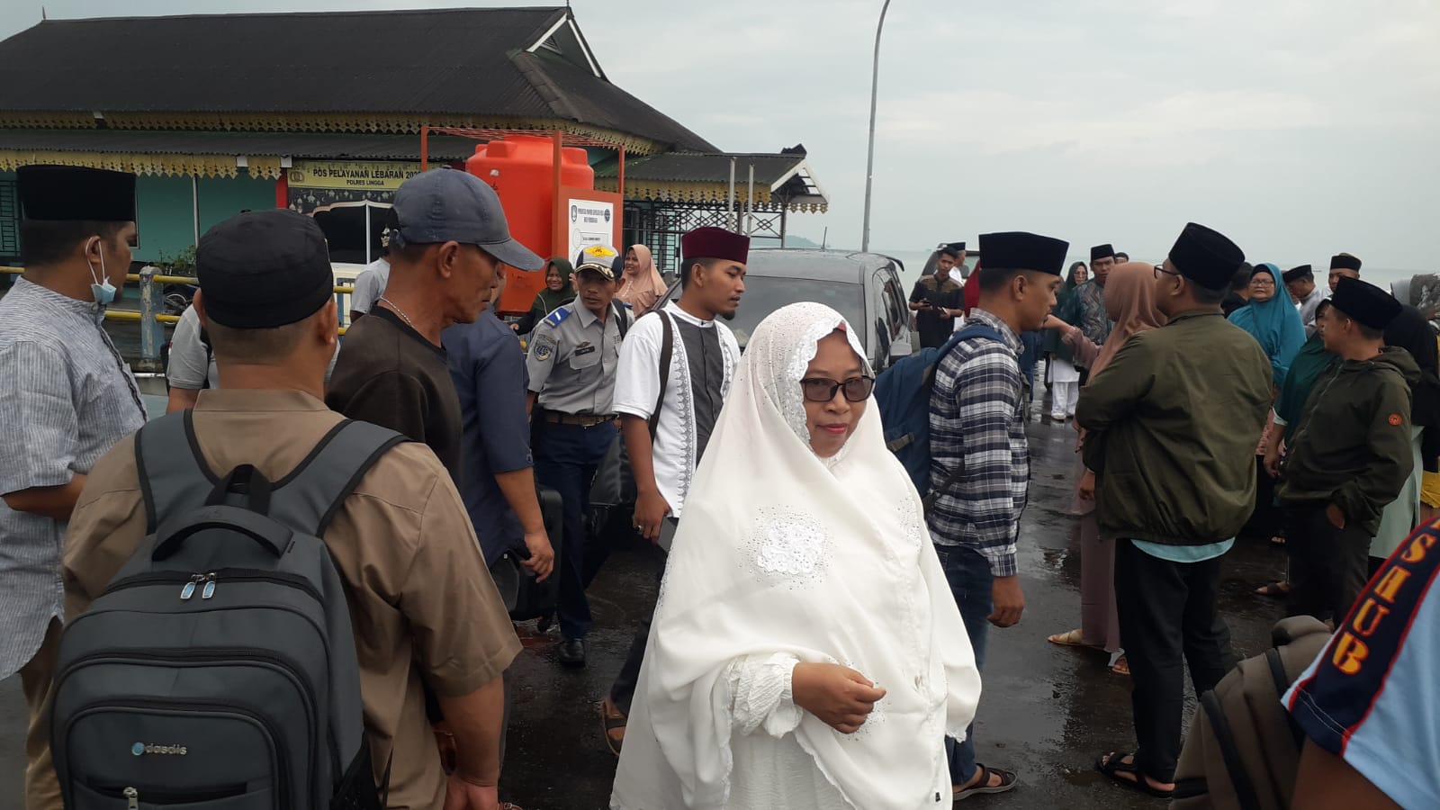 Jamaah haji ketika hendak menaiki MV Lintas Kepri