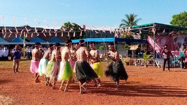 Para pemuda setempat ketika menari khas Indonesia timur ( Foto Indrapriyadi/delapan6.com )