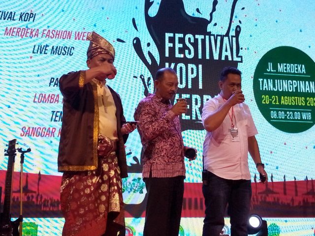 Joko Yuhono, Sekdaprov dan K3 membuka kegiatan dengan minum kopi ( Foto Indrapriyadi/delapan6.com )