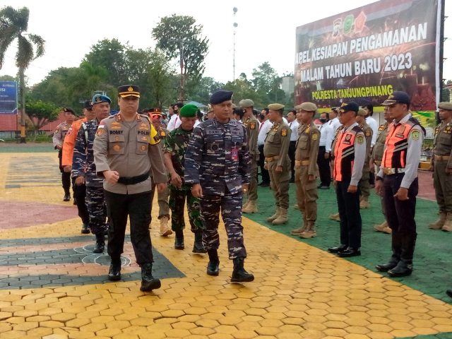 Pengecekan Pasukan pengamanan malam tahun baru oleh Wakapolresta Tanjungpinang di Halaman Mapolresta Tanjungpinang, Sabtu ( 31/12) sore. Foto Indrapriyadi