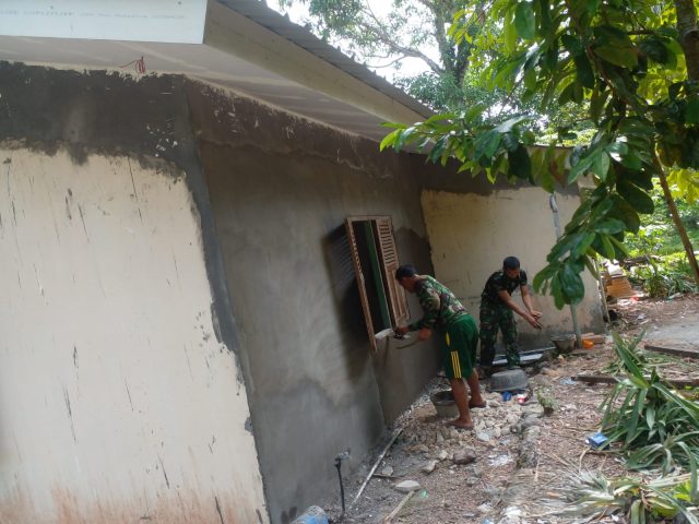 Babinsa Kelurahan Penyengat ikut membantu dalam pelaksanaan rehabilitasi rumah, Senin (12/06/2023)