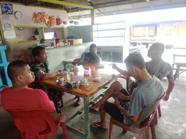 Komunikasi Sosial yang dilakukan Babinsa Senggarang Koramil 01/Kota di Kedai Kopi Polang,Rabu (14/06/2023)