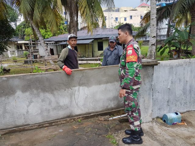 Babinsa Kelurahan Tanjungpinang Timur berikan himbauan kepada warga Pompa Air, Jumat (16/06/2023)