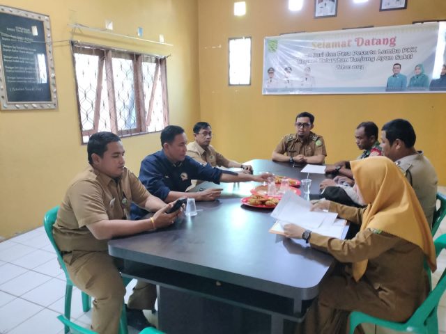 Babinsa Kelurahan Tanjung Ayun Sakti turut hadir dalam musyawarah bersama pihak Kelurahan Tanjung Ayun Sakti, Senin (19/06/2023)