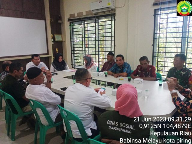 Babinsa Kelurahan Melayu Kota Piring Hadiri Musyawarah Kelurahan di Kantor Lurah Melayu Kota Piring, Rabu (21/06/2023)