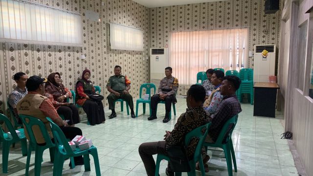 Babinsa Kelurahan Kemboja hadiri Musyawarah Kelurahan di Aula Kantor Lurah Kemboja, Kamis (22/06/2023)