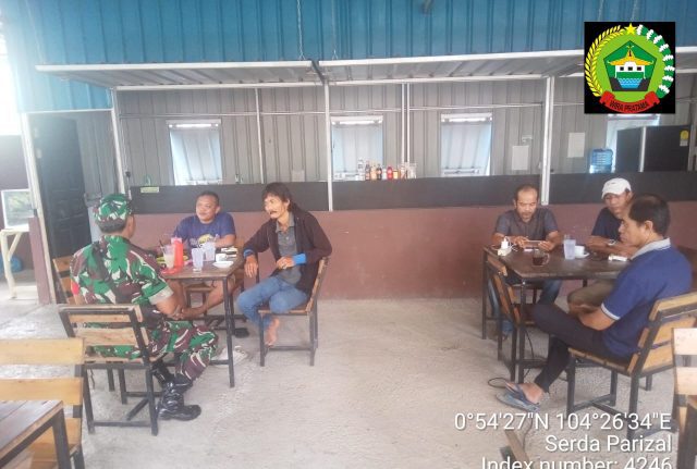 Serda Parizal melakukan Komsos bersama masyarakat di salah satu warung Kopi, Jumat (23/06/2023)