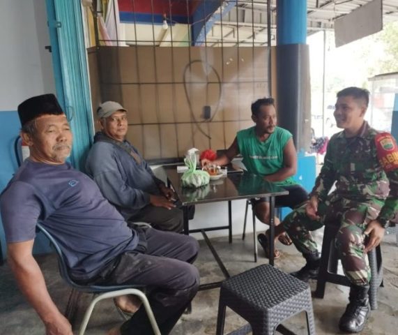 Babinsa Kelurahan Tanjungpinang Timur saat komsos bersama warga binaan, Sabtu (23/06/2023)