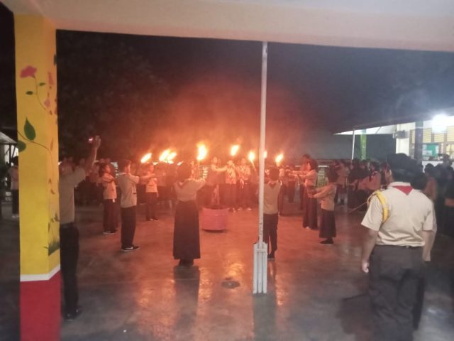 Pembukaan api unggun Persami siswa siswi Pramuka SDN 002 Bukit Bestari, Sabtu (24/06/2023)