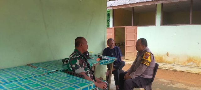 Komsos yang dilakukan oleh Babinsa, Bhabinkamtibmas Kelurahan Batu IX, Minggu (25/06/2023)