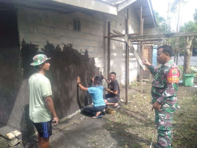 Babinsa Kelurahan Batu IX memonitoring pengerjaan renovasi rumah, Senin (26/06/2023)