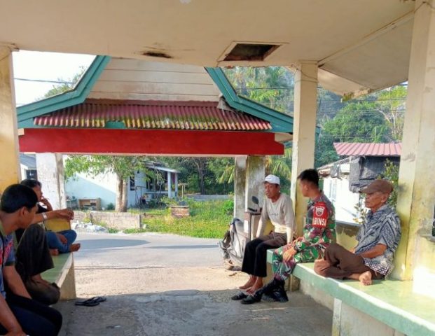 Babinsa Kampung Bugis jalin hubungan silaturahmi bersama tukang ojek di Plantar Kampung Bugis, Senin (26/06/2023)