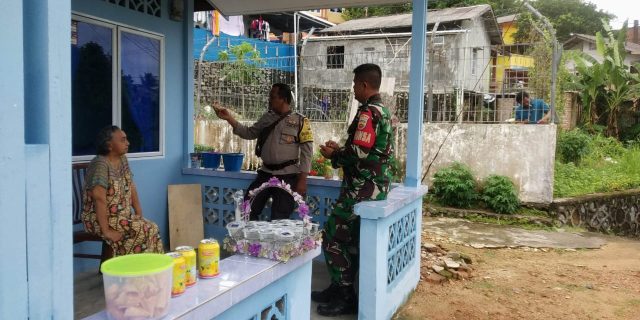 Babinsa dan Bhabinkamtibmas Kelurahan Bukit Cermin berikan himbauan kepada masyarakat tentang membakar sampah sembarangan, Selasa (27/06/2023)