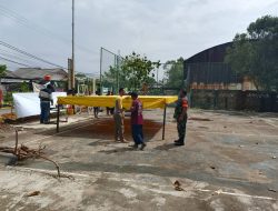 Babinsa Tanjung Unggat Bantu Persiapan Lokasi Sholat Idul Adha