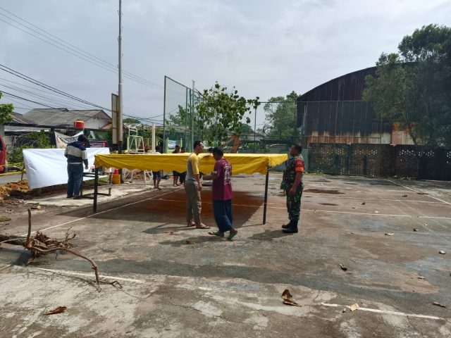 Babinsa Kelurahan Tanjung Unggat bantu persiapan lokasi sholat idul Adha, Rabu (28/06/2023)