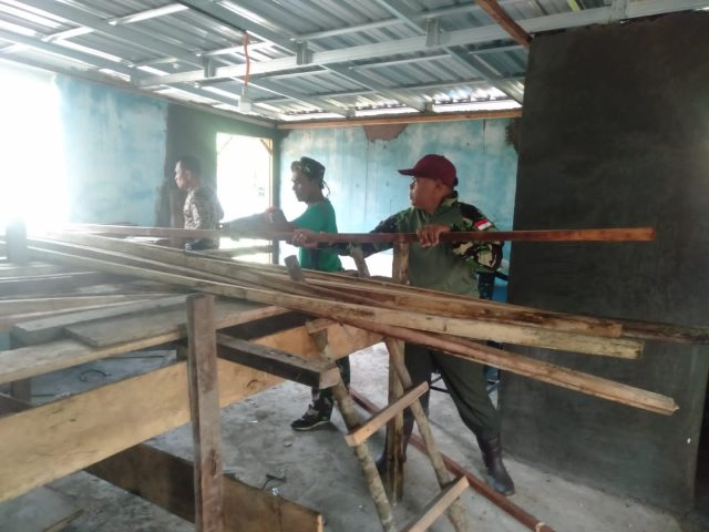 Proses pengerjaan Perehapan Rumah Yayasan Al Ibris di Jln Bawean, Selasa (04/07/2023)