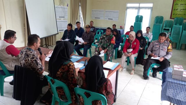 Babinsa Kelurahan Tanjung Unggat saat koordinasi dengan Staff Kelurahan Tanjung Unggat terkait angka kemiskinan Ekstrim, Kamis (06/7/2023)