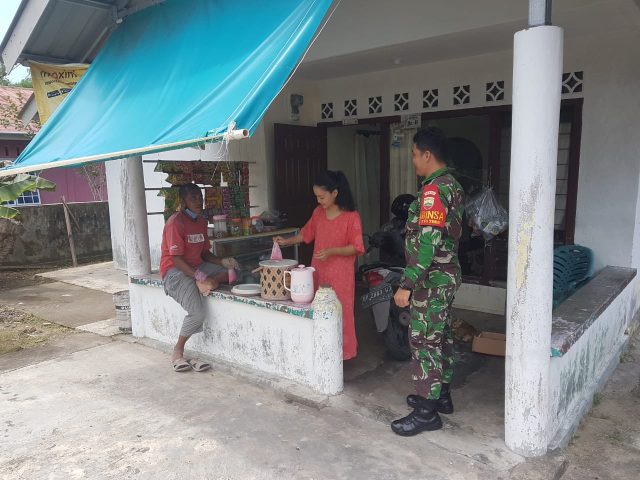 Babinsa Kelurahan Tanjungpinang Timur saat berikan himbauan kepada warga binaan, Kamis (06/07/2023)