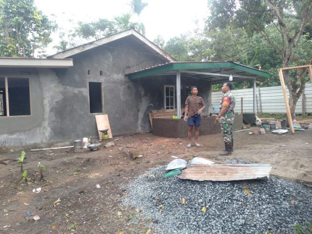 Serda M Chaniago melakukan monitoring pengerjaan Rehapan Rumah Yayasan Al Ibris di Jln Bawean, Kamis (06/07/2023)