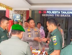 Kopda Nuriono Ikuti Pemberian Kue Ulang Tahun Hari Bhayangkara 77 di Mapolresta Tanjungpinang