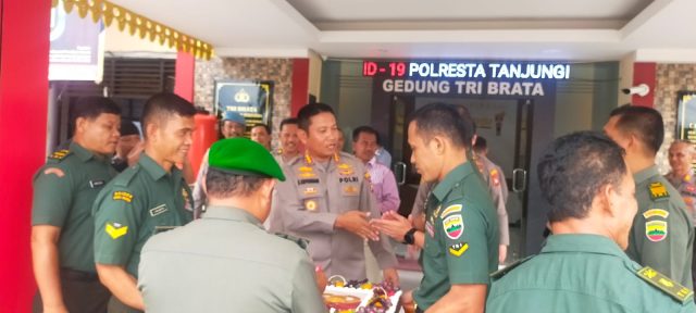 Dandim 0315 Tanjungpinang berikan kue ulang tahun Hari Bhayangkara 77 kepada Kapolresta Tanjungpinang, Kamis (06/07/2023)