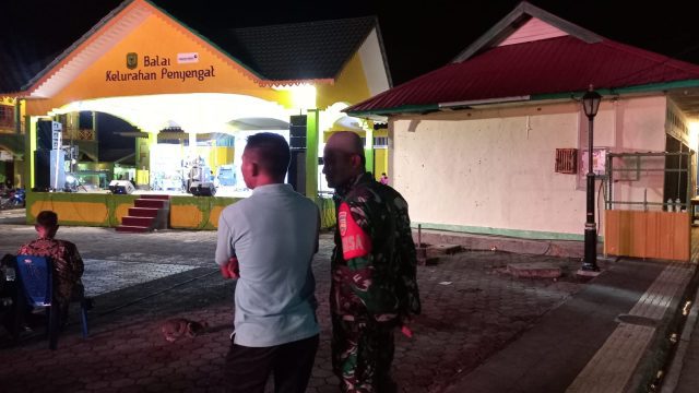 Babinsa Kelurahan Pulau Penyengat menghadiri acara semarak Hari Raya Idul Adha oleh Pemko Tanjungpinang di Balai Kelurahan Penyengat, Kamis (06/07/2023) malam