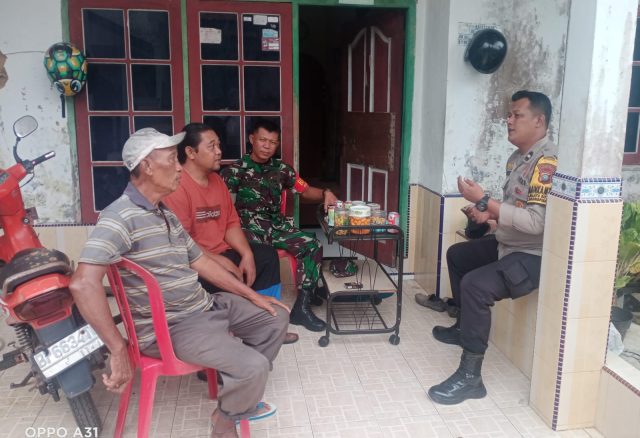 Babinsa bersama Bhabinkamtibmas beri peringatan kepada salah seorang warga di Putri Ledang 2, Jumat (07/07/2023)