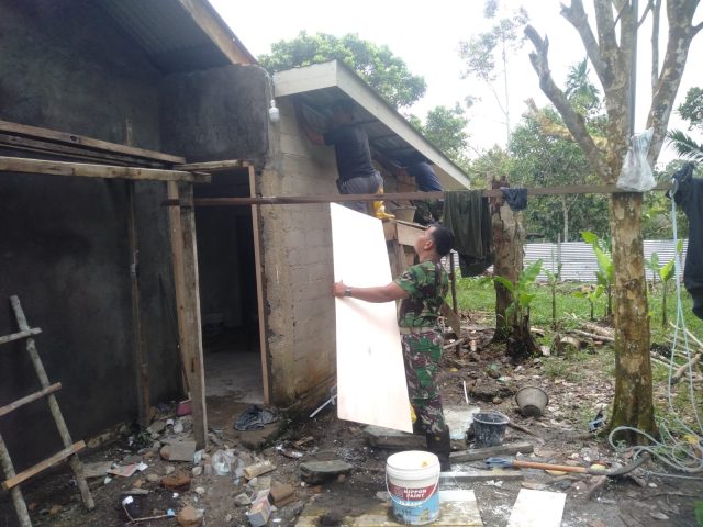 Proses pengerjaan Perehapan Rumah Yayasan Al Ibris di Jln Bawean, Jumat (07/07/2023)