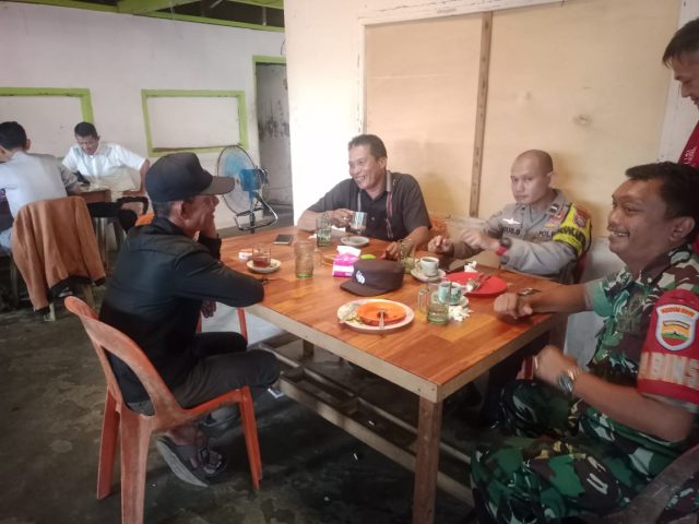 Babinsa Kelurahan Senggarang Koramil 01 Kota bersama Bhabinkamtibmas melakukan komsos di kedai kopi Polang, Sabtu(08/07/2023)