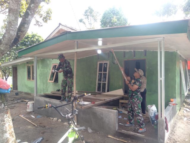 Babinsa Kelurahan Air Raja bantu Perehapan Rumah Yayasan Al Ibris di Jln Bawean, Minggu (09/07/2023)