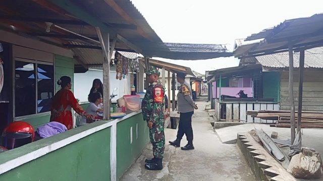 Serda Chrestian Maslebu bersama Bhabinkamtibmas Kelurahan Tanjung Unggat Berikan Himbauan Kepada Warga Untuk Tidak membuang sampah ke laut, Senin (10/07/2023)