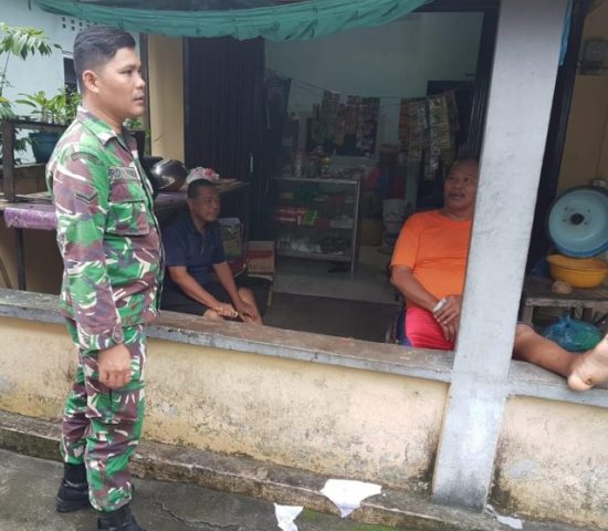 Babinsa Kelurahan Tanjungpinang Timur Koramil 01 Kota saat melakukan Komsos bersama warga binaan, Senin (10/07/2023)