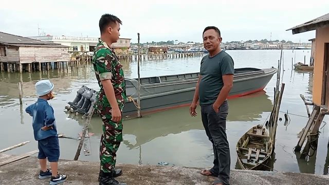 Babinsa Kelurahan Kampung Bugis bersama warga binaan pesisir, Minggu (16/07/2023)