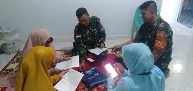 Babinsa Kelurahan Bukit Cermin dan Babinpotdirga serta lurah Dampingi tim BKKBN, Senin (17/07/2023)