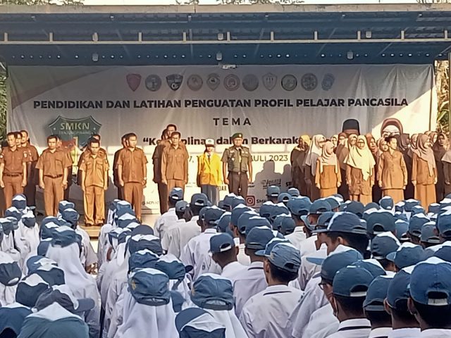 Danramil 01 Kota Kapten Inf Hermansyah Putra memberikan materi tentang wawasan kebangsaan dalam MPLS di SMKN 1 Tanjungpinang, Senin (17/07/2023)