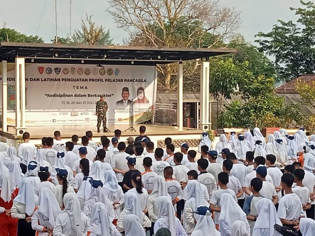 Danramil 01 Kota Kapten Inf Hermansyah Putra saat berikan materi tentang Peraturan Baris Berbaris di SMKN 1 Tanjungpinang,Selasa (18/07/2023)