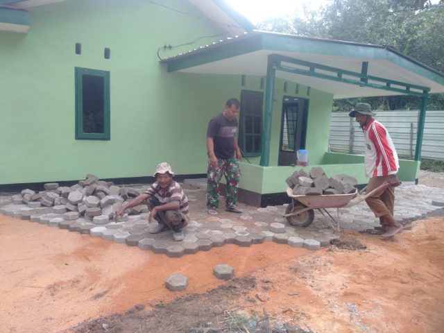 Proses pemasangan Pavling blok pada Perehapan Rumah Yayasan Al Ibris,Rabu (19/07/2023)