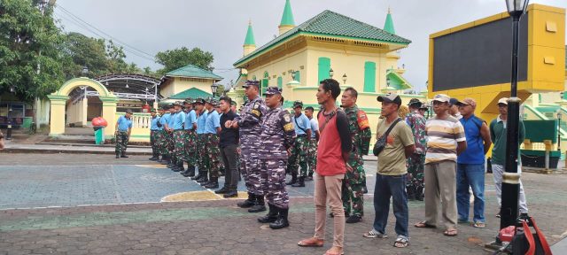 Pelaksanaan karya bakti Lanud RHF Tanjungpinang di Balai Kelurahan Pulau Penyengat, Kamis (20/07/2023)