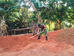 Sinergitas TNI dengan Rakyat, Serda Hardiansyah Bantu Buat Pondasi Rumah Warga di Kampung Bugis