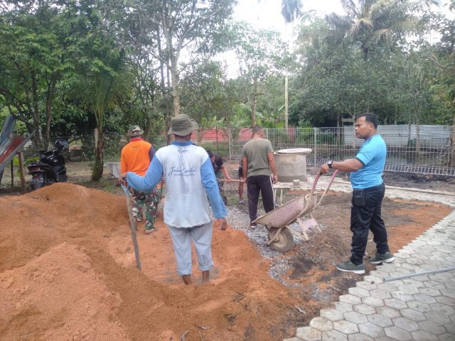 Pemasangan pasir untuk melakukan pasang Pavling blok,Jumat (21/07/2023)