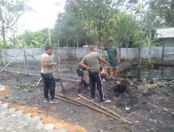 Babinsa Kelurahan Air Raja Bantu Proses Pemasangan Kawat Khusus Rumah Yayasan Al Ibris