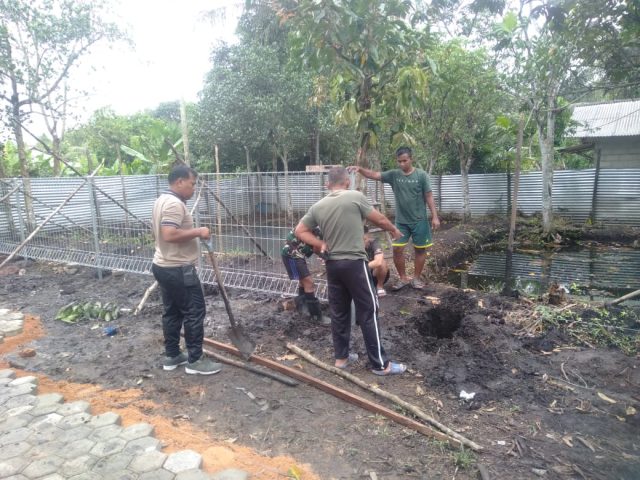 Proses pemasangan kawat khusus pagar Rumah Yayasan Al Ibris,Sabtu (22/07/2023)