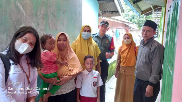 Babinsa Kelurahan Tanjungpinang Barat pantau anak anak stunting di wilayah Tanjungpinang Barat, Selasa (25/07/2023)