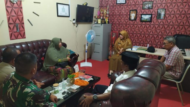 Rapat kecil antara pihak Kelurahan, Babinsa dan Bhabinkamtibmas, Selasa (25/07/2023)