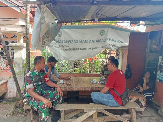 Kopda Nuriono Bahas Keamanan Lingkungan Bersama Warga Binaan di Jln Pramuka, Rabu (26/07/2023)